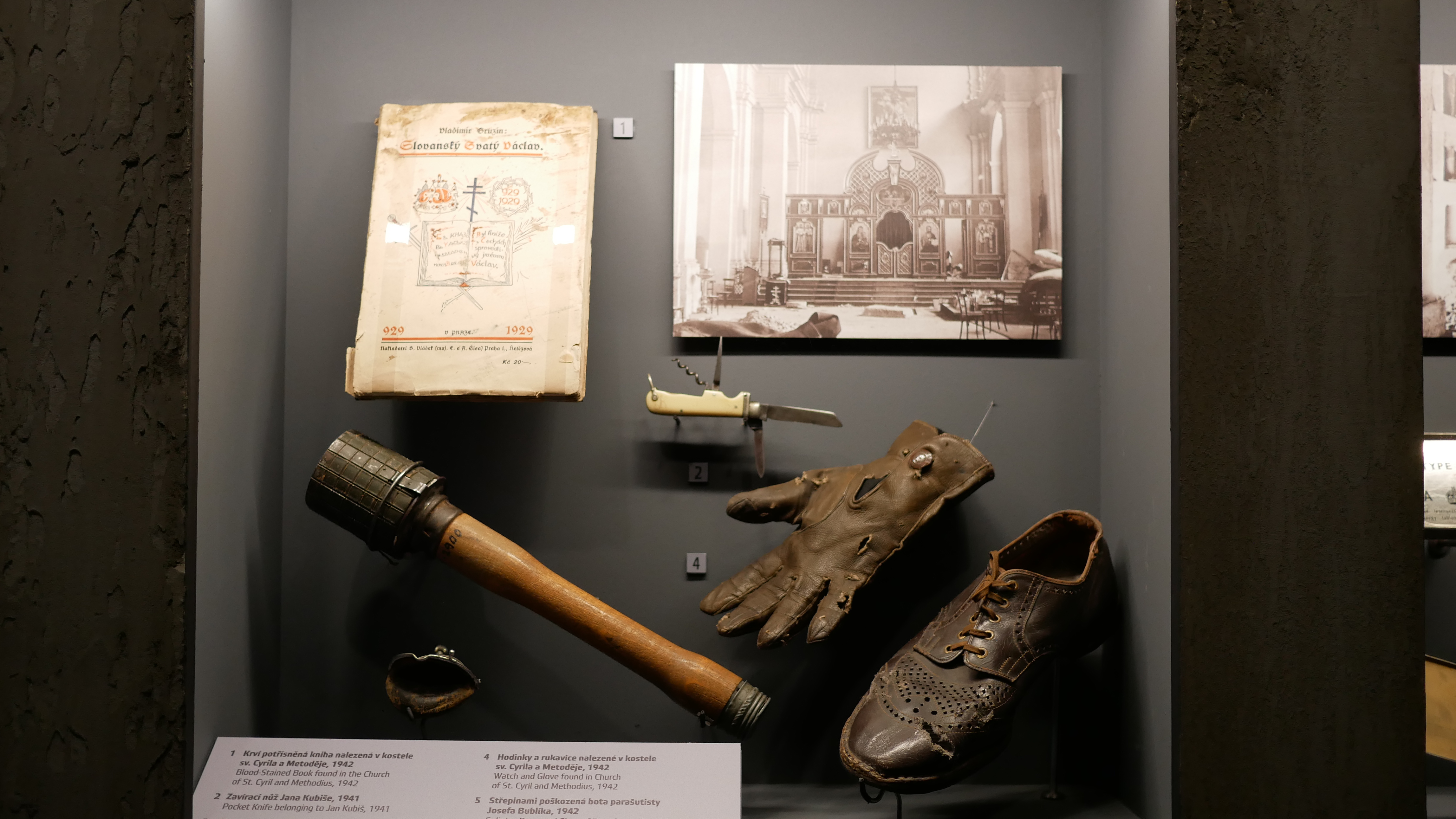 Gablota z przedmiotami znalezionymi w krypcie po walce. But J.Bublika, scyzoryk J.Kubisza, i książka ze śladami krwi muzeum armii na Żiżkowie