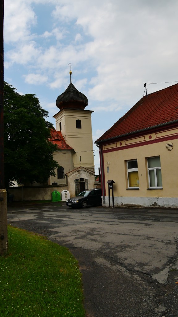 Visnova - widok na kościół spod gospody