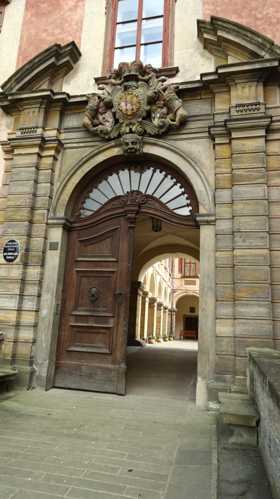 Libochovice - portal wejściowy do pałacu.