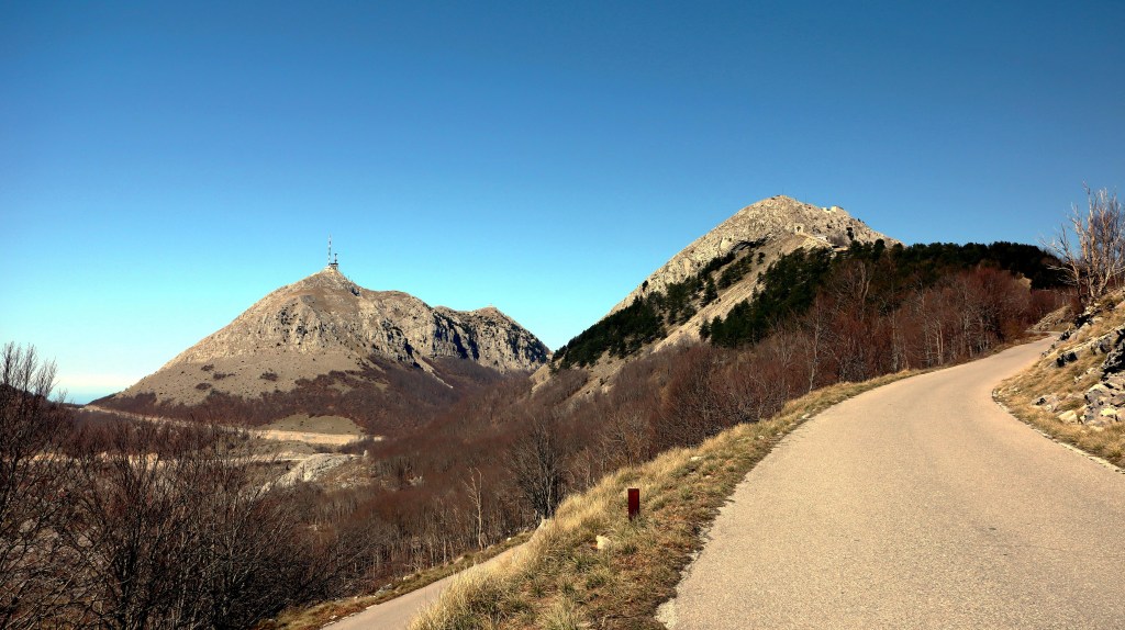 Czarnogóra - Lovcen ( z lewej ) i Jezersky