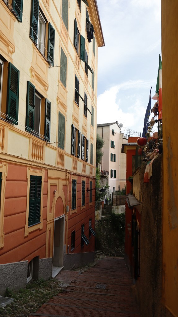 Genua - typowa zabudowa starego miasta