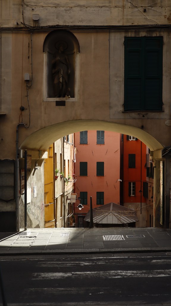 Genua - typowa zabudowa starego miasta