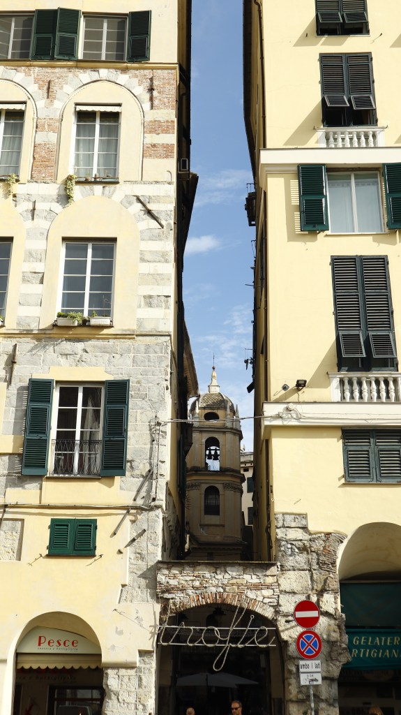 Genua - typowa zabudowa starego miasta