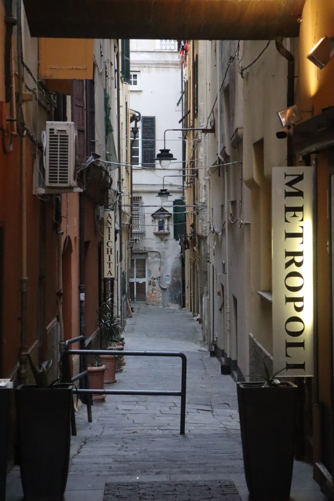 Genua - typowa zabudowa starego miasta