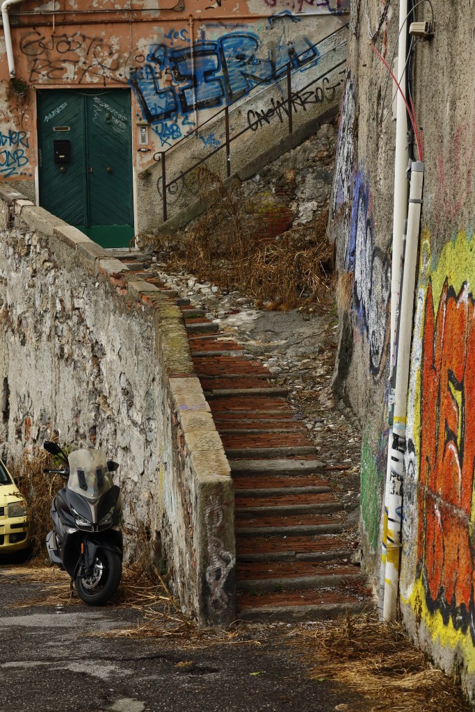 Genua - typowa zabudowa starego miasta