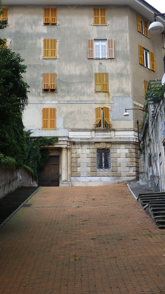 Genua - typowa zabudowa starego miasta